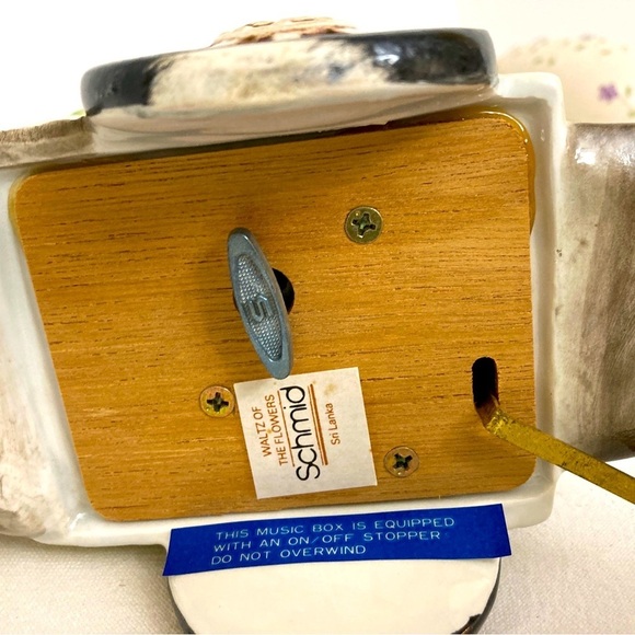 Vtg Schmid Ceramic Music Box "Waltz of the Flowers" Cat Wheelbarrow Flowers - Picture 7 of 7